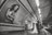 czarno-białe zdjęcia plenerowe w metrze w Paryżu