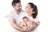 rodzice trzymaja noworoka w obięciach na sesji zdjęciowej