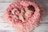 zdjęcie noworodka w różowym kocyku