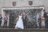 strzelające konfetti przed kościołem na zdjęciu ślubnym