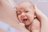 płaczące niemowlę z kolką przy piersi
