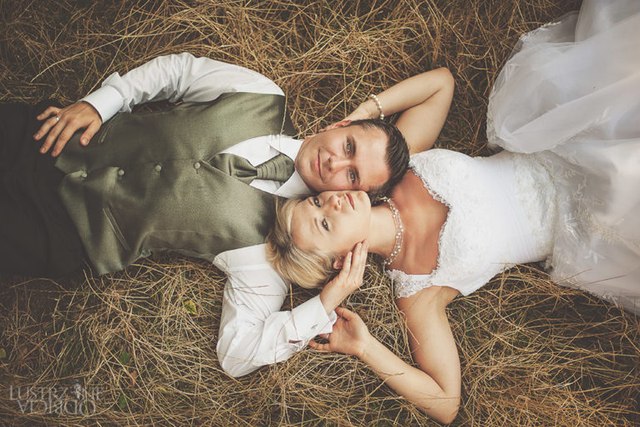 plener ślubny w trawie