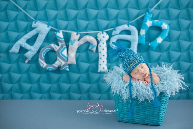 literki materiałowe na sesji niemowlęcej