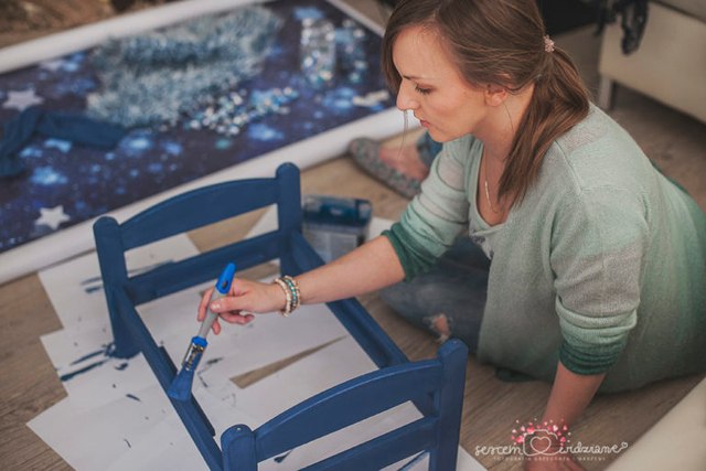 Marzena maluje łóżeczko rekwizyt do sesji noworodkowej