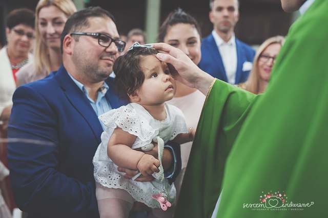 znak krzyża na ceremonii chrztu świętego