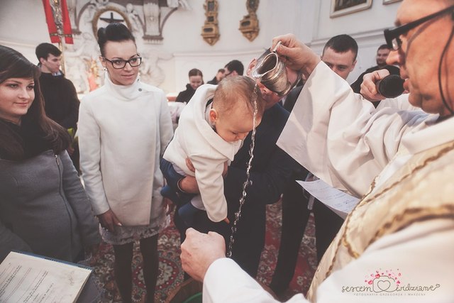 polewanie wodą święconą na chrzcie świętym