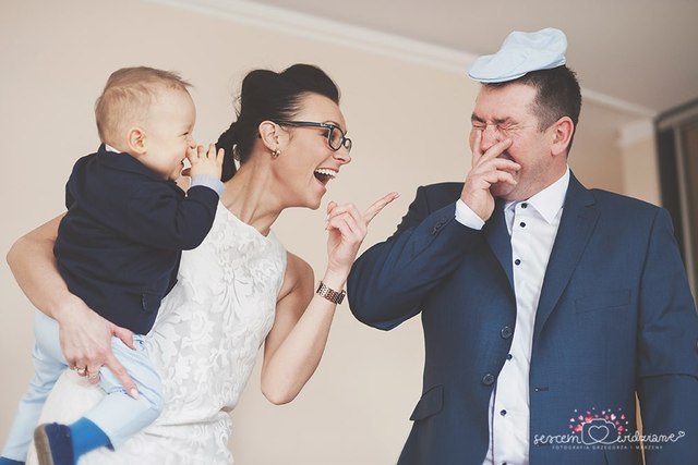 wesoła rodzina na chrzcinach