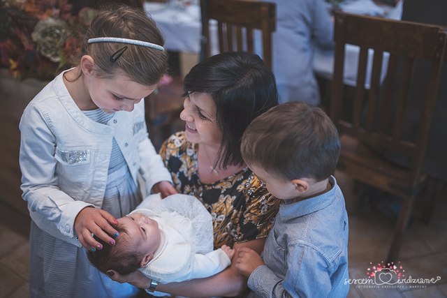 dzieci na chrzcie świetym