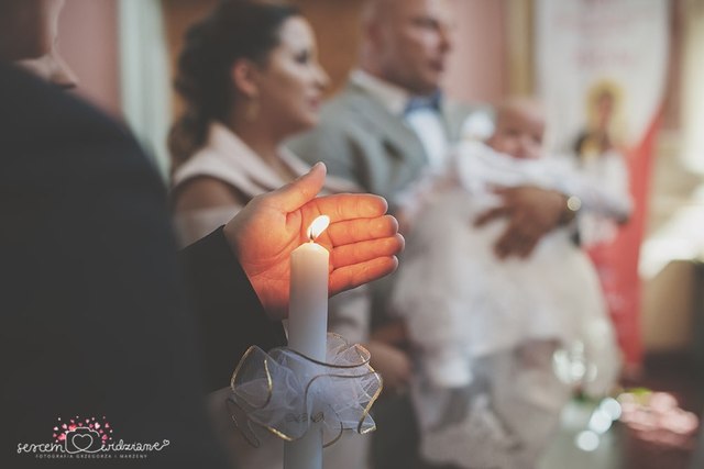 zdjęcie z chrztu świętego z świecą