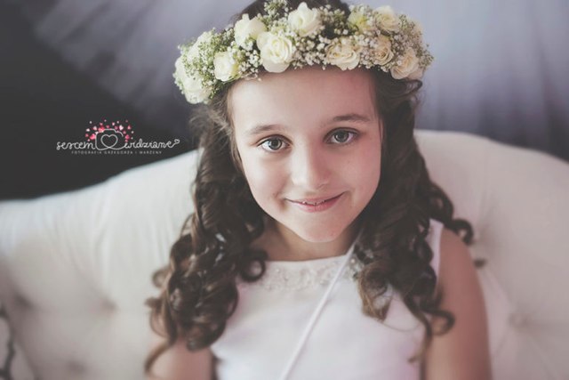 zdjęcie z komunii świętej dziewczynki w wianku