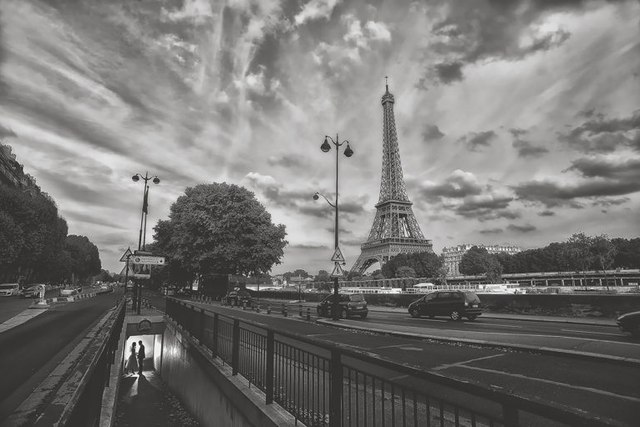 zdjęcie ślubne w Paryżu z widokiem na wieże Eiffla