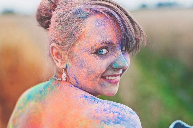 Pnna Młoda na plenerze ślubnym cała w proszkach Holi