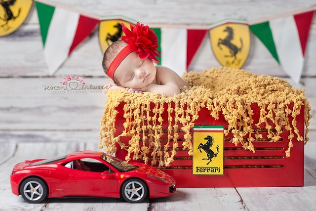 samochód ferrari na sesji noworodkowej