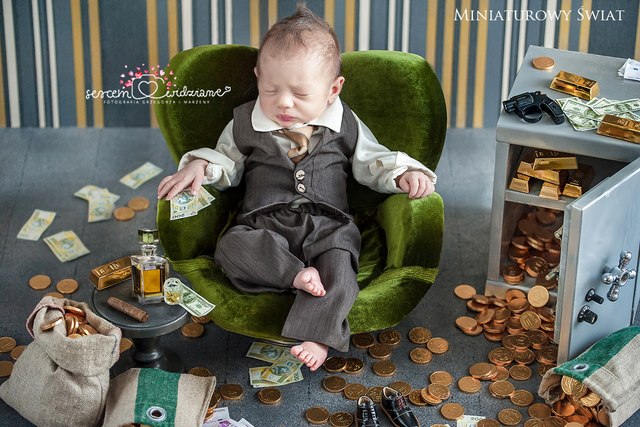 fotografia noworodka na scenie milionera z pieniędzmi