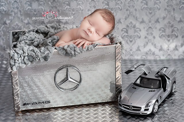samochodzik mercedesa na sesji noworodkowej