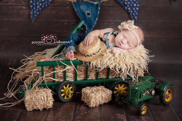 sielskie klimaty, traktor i siano na sesji noworodkowej