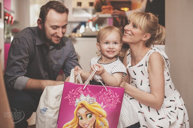 dziewczynka na urodzinach z rodzicami