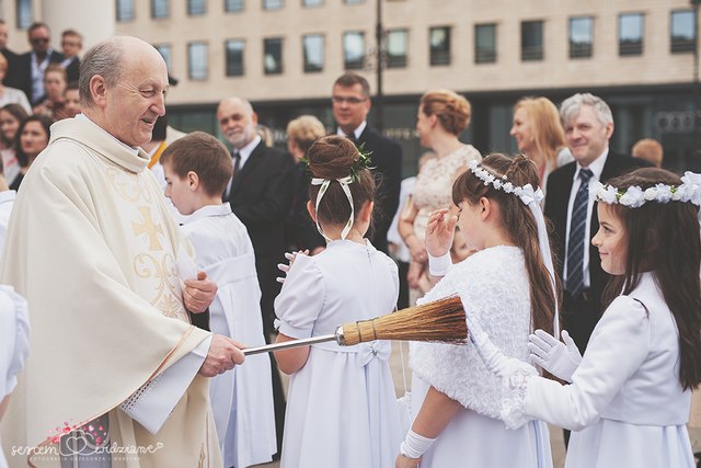 dzieci przed kościołem na Komunii Świętej