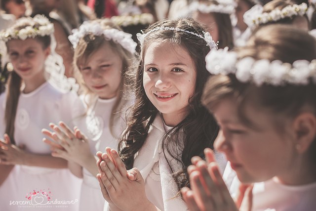 dziewczynki przed kościołem na komunii