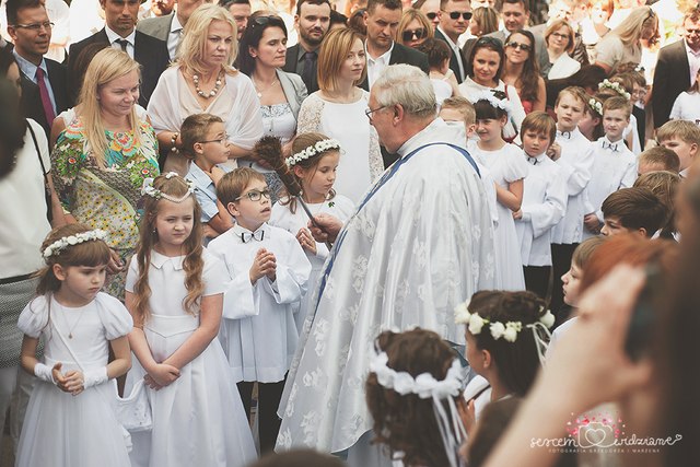 Ksiądz na komunii świętej