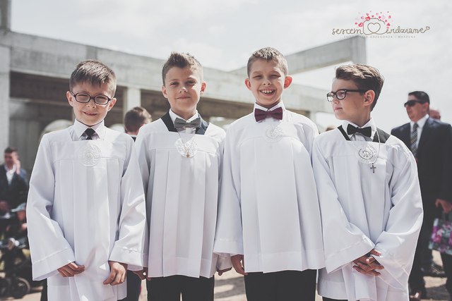 przyjaciele przed kościołem podczas Komunii Świętej