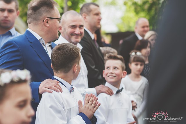 Fotograf komunijny robi zdjęcie