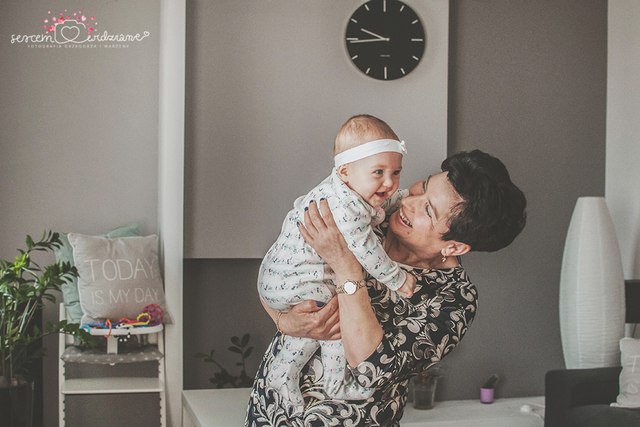 Babcia z wnuczką na chrzcinach