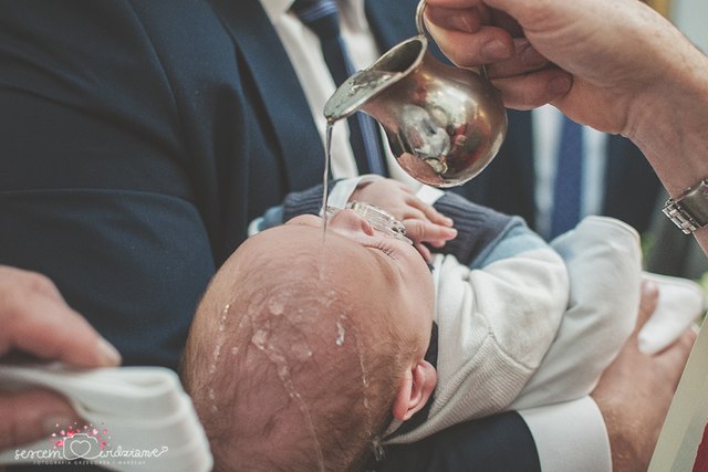 polewanie głowy wodą święconą na chrzcinach
