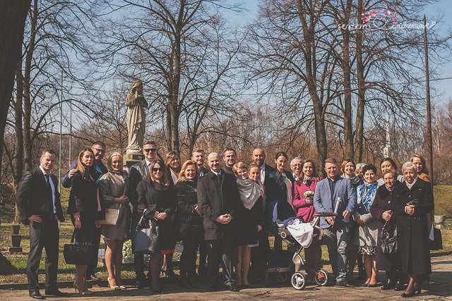 zdjęcie grupowe na chrzcie pod kościołem