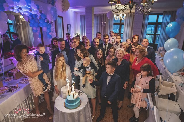 uroczysty tort an Chrzcinach w restauracji