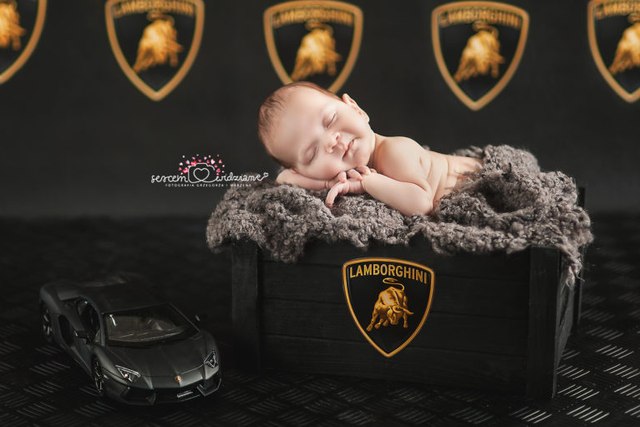 sesja noworodka z samochodami