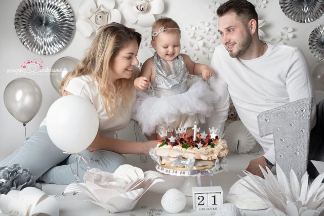 biało srebrna sesja na roczek z tortem