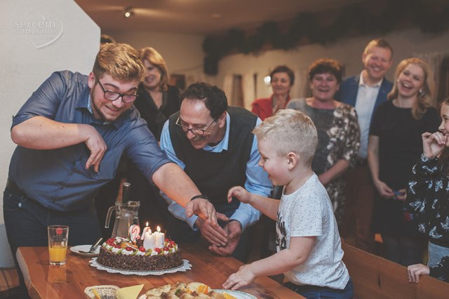 zdjęcie reportażowe z urodzin