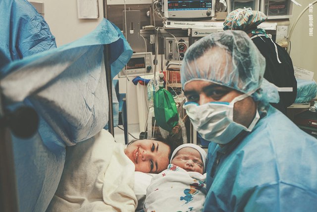 zmęczeni rodzice po porodzie