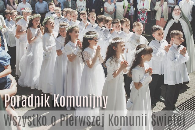 ustawione dzieci przed kościołem na komunii świętej