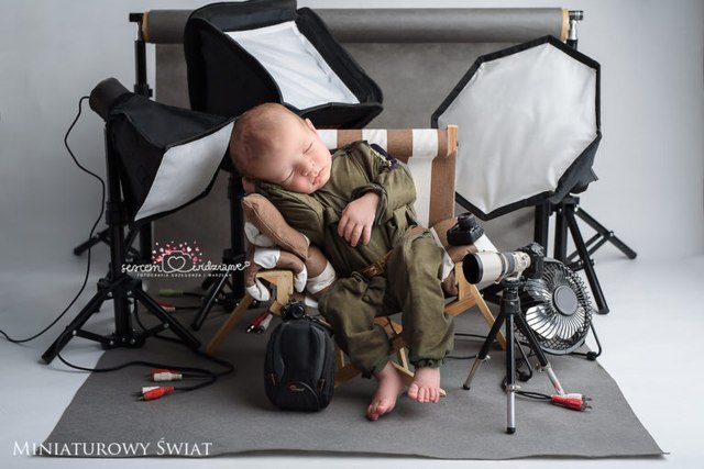 noworodek w stylizacji fotografa