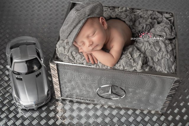 chłopiec na sesji z autkiem