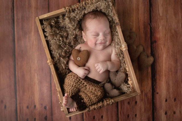 uśmiechnięty noworodek na sesji