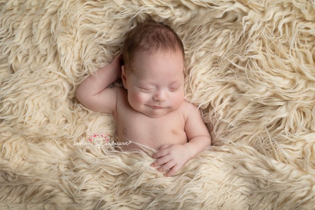 uśmiechnięty noworodek