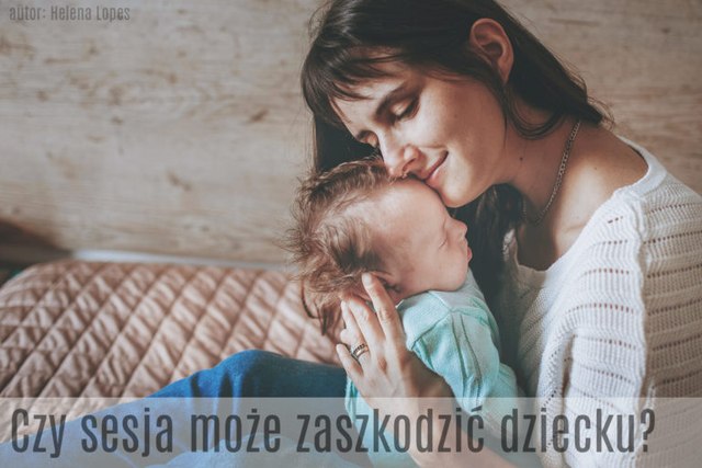 Matka tuli noworodka w ramionach