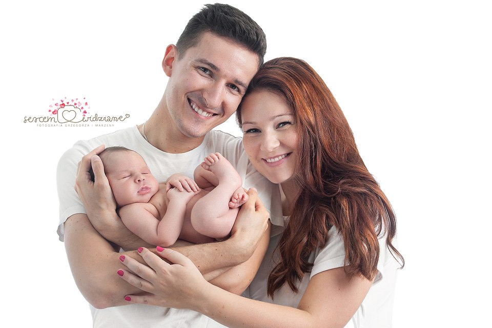 mama i tata z synkiem noworodkiem na zdjęciu
